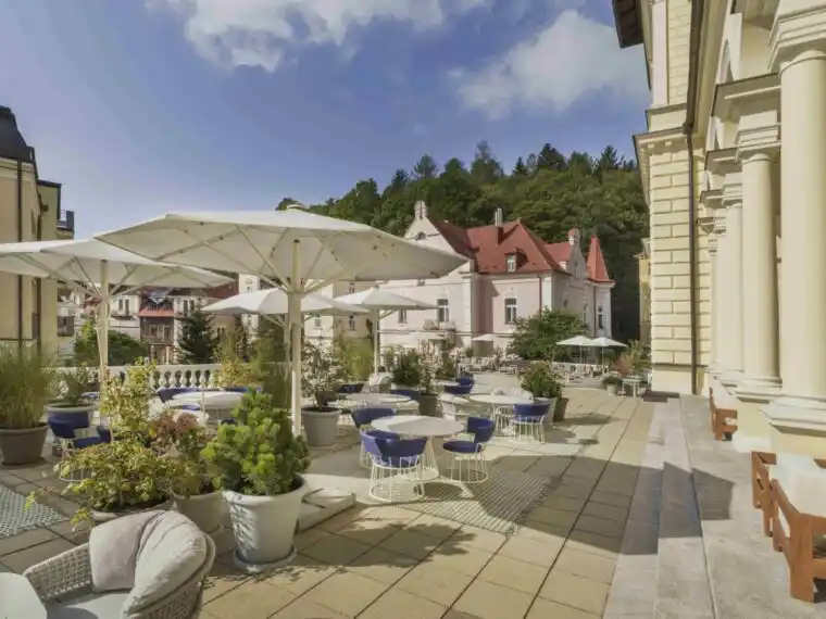 2109lm_falkensteiner-marienbad-exterior_B0014429-HDR-terrasse-1600-760x570