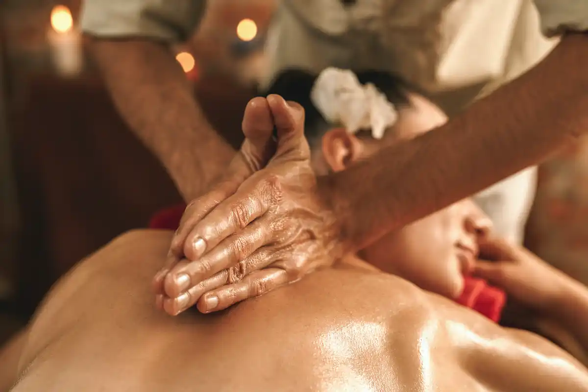 Die ayurvedische Massage Abhyanga stärkt das Immun- und Nervensystem. Und nicht nur das!